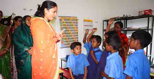 महिला एवं बाल विकास मंत्री लक्ष्मी राजवाड़े का जशपुर प्रवास, शासकीय प्राथमिक शाला भींजपुर का अवलोकन