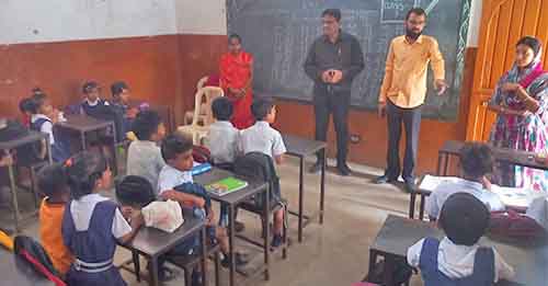 आर.टी.ई. के तहत चयनित स्कलों के निरीक्षण में निकले अधिकारी