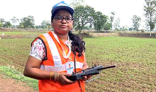 दुर्ग की ड्रोन दीदी की सफलता के उड़ान की कहानी