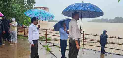 संभाग आयुक्त श्री राठौर ने शिवनाथ नदी में बाढ़ की स्थिति का लिया जायजा