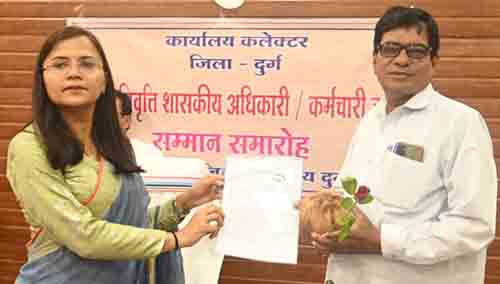 सेवानिवृत हुए शासकीय सेवकों को किया गया सम्मानित