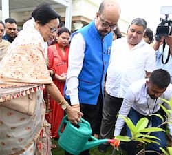 राज्यपाल श्री डेका कृषि मंत्री श्री नेताम के गृह प्रवेश कार्यक्रम में शामिल हुए
