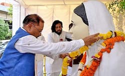 मुख्यमंत्री श्री विष्णु देव साय ने ममतामयी मिनीमाता की पुण्यतिथि पर उनकी प्रतिमा पर माल्यार्पण कर श्रद्धांजलि अर्पित की मुख्यमंत्री श्री विष्णु देव साय ने ममतामयी मिनीमाता की पुण्यतिथि पर उनकी प्रतिमा पर माल्यार्पण कर श्रद्धांजलि अर्पित की