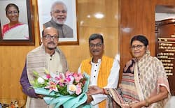 राज्यपाल रमेन डेका से नेता प्रतिपक्ष डॉ. चरण दास महंत की सौजन्य भेंट