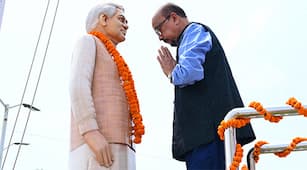 अटल बिहारी वाजपेयी विश्वविद्यालय के प्रकल्प ज्ञानपथ, अटल मुक्ताकाशी मंच और अटल सरोवर का किया लोकार्पण राज्यपाल और मुख्यमंत्री ने एक पेड़ मां के नाम अभियान के तहत विश्वविद्यालय परिसर में लगाए पौधे रायपुर। राज्यपाल श्री रमेन डेका और मुख्यमंत्री श्री विष्णुदेव साय आज अटल बिहारी वाजपेयी विश्वविद्यालय के पंचम दीक्षांत समारोह में शामिल होने बिलासपुर पहुंचे। इस मौके पर राज्यपाल और मुख्यमंत्री ने विश्वविद्यालय परिसर में स्थापित पूर्व प्रधानमंत्री भारत रत्न स्वर्गीय श्री अटल बिहारी वाजपेयी की प्रतिमा पर माल्यार्पण कर उन्हें श्रद्धांजलि अर्पित की। इस दौरान प्रथम महिला श्रीमती रानी डेका काकोटी भी मौजूद रहीं। राज्यपाल श्री डेका और मुख्यमंत्री श्री साय ने विश्वविद्यालय के प्रकल्प ज्ञानपथ, अटल मुक्ताकाशी मंच और अटल सरोवर का लोकार्पण भी किया। राज्यपाल और मुख्यमंत्री ने विश्वविद्यालय परिसर में एक पेड़ मां के नाम अभियान के तहत पौधे लगाये। इस अवसर पर केंद्रीय शहरी विकास राज्य मंत्री श्री तोखन साहू, उप मुख्यमंत्री श्री अरूण साव, विधायक श्री धरमलाल कौशिक, श्री अमर अग्रवाल, श्री सुशांत शुक्ला, अटल बिहारी वाजपेयी विश्वविद्यालय के कुलपति श्री ए.डी. एन वाजपेयी सहित बड़ी संख्या में जनप्रतिनिधि, अधिकारी सहित विश्वविद्यालय के छात्र-छात्राएं मौजूद रहे। अटल बिहारी वाजपेयी विश्वविद्यालय के प्रकल्प ज्ञानपथ, अटल मुक्ताकाशी मंच और अटल सरोवर का किया लोकार्पण राज्यपाल और मुख्यमंत्री ने एक पेड़ मां के नाम अभियान के तहत विश्वविद्यालय परिसर में लगाए पौधे रायपुर। राज्यपाल श्री रमेन डेका और मुख्यमंत्री श्री विष्णुदेव साय आज अटल बिहारी वाजपेयी विश्वविद्यालय के पंचम दीक्षांत समारोह में शामिल होने बिलासपुर पहुंचे। इस मौके पर राज्यपाल और मुख्यमंत्री ने विश्वविद्यालय परिसर में स्थापित पूर्व प्रधानमंत्री भारत रत्न स्वर्गीय श्री अटल बिहारी वाजपेयी की प्रतिमा पर माल्यार्पण कर उन्हें श्रद्धांजलि अर्पित की। इस दौरान प्रथम महिला श्रीमती रानी डेका काकोटी भी मौजूद रहीं। राज्यपाल श्री डेका और मुख्यमंत्री श्री साय ने विश्वविद्यालय के प्रकल्प ज्ञानपथ, अटल मुक्ताकाशी मंच और अटल सरोवर का लोकार्पण भी किया। राज्यपाल और मुख्यमंत्री ने विश्वविद्यालय परिसर में एक पेड़ मां के नाम अभियान के तहत पौधे लगाये। इस अवसर पर केंद्रीय शहरी विकास राज्य मंत्री श्री तोखन साहू, उप मुख्यमंत्री श्री अरूण साव, विधायक श्री धरमलाल कौशिक, श्री अमर अग्रवाल, श्री सुशांत शुक्ला, अटल बिहारी वाजपेयी विश्वविद्यालय के कुलपति श्री ए.डी. एन वाजपेयी सहित बड़ी संख्या में जनप्रतिनिधि, अधिकारी सहित विश्वविद्यालय के छात्र-छात्राएं मौजूद रहे।