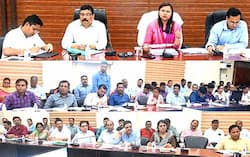 जनसमस्याओं के निराकरण और स्वच्छ सर्वेक्षण पर करें फोकस: कलेक्टर सुश्री चौधरी