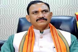 छत्तीसगढ़ स्वास्थ्य क्षेत्र में करेगा बड़ा सुधार, जल्द मिलेगी लिवर और किडनी ट्रांसप्लांट की सुविधाराजधानी रायपुर के डीकेएस अस्पताल में जल्द शुरू होगा ट्रांसप्लांट, 6 करोड़ की मंजूरी के साथ 6 जिलों में सुपर स्पेशियलिटी अस्पतालों का निर्माण         रायपुर। छत्तीसगढ़ स्वास्थ्य के क्षेत्र में एक महत्वपूर्ण कदम उठाने जा रहा है। राज्य के स्वास्थ्य मंत्री श्याम बिहारी जायसवाल ने आज राजधानी रायपुर के डीकेएस अस्पताल में लिवर और किडनी ट्रांसप्लांट की सुविधा जल्द ही शुरू करने की घोषणा की। इसके लिए अस्पताल में अत्याधुनिक आईसीयू तैयार हो चुका है और आवश्यक उपकरणों के लिए 6 करोड़ रुपए की स्वीकृति दी गई है। इस सुविधा के शुरू होने से राज्य के मरीजों को बेहतर उपचार की सुविधा मिलेगी, जिससे उन्हें बाहर जाने की आवश्यकता नहीं होगी।  सुपर स्पेशियलिटी सेवाएं 6 जिलों में उपलब्ध होंगी          स्वास्थ्य मंत्री ने यह भी जानकारी दी कि छत्तीसगढ़ के 6 जिलों में सुपर स्पेशियलिटी सेवाओं के साथ अत्याधुनिक मॉडल अस्पतालों का निर्माण किया जाएगा। इन अस्पतालों से न केवल राज्य के मरीजों को, बल्कि आस-पास के राज्यों से आने वाले मरीजों को भी फायदा होगा। यह छत्तीसगढ़ को स्वास्थ्य सेवाओं में अग्रणी राज्यों में शामिल करने की दिशा में एक बड़ा कदम है।  अंबेडकर अस्पताल में आईवीएफ सेंटर और पोस्टमार्टम हाउस की योजना          इसके साथ ही, स्वास्थ्य मंत्री ने यह भी बताया कि रायपुर के अंबेडकर अस्पताल में एक आईवीएफ सेंटर की स्थापना पर भी विचार किया जा रहा है। इस परियोजना के लिए रुकी हुई डीपीआर को जल्द ही शुरू किया जाएगा। इसके अतिरिक्त, अंबेडकर अस्पताल में एक आधुनिक पोस्टमार्टम हाउस का निर्माण किया जाएगा, जिसमें नवीनतम तकनीक से लैस उपकरण और विशेषज्ञ स्टाफ होंगे।  नई वर्चुअल मशीन से पोस्टमार्टम में होगी तेजी          अंबेडकर अस्पताल में पोस्टमार्टम कार्यों को और तेज और सटीक बनाने के लिए एक नई वर्चुअल मशीन की स्थापना की जा रही है। यह मशीन देश की सबसे उन्नत तकनीक से युक्त होगी, जिससे राजधानी के नागरिकों को अत्यधिक लाभ मिलेगा और पोस्टमार्टम प्रक्रिया में तेजी आएगी।  सरकारी अस्पतालों में नई सेवाओं का विस्तार          स्वास्थ्य मंत्री श्याम बिहारी जायसवाल ने यह भी जानकारी दी कि सरकारी अस्पतालों में नई और अत्याधुनिक सेवाओं का विस्तार किया जाएगा। इनमें दूरस्थ परामर्श, आधुनिक उपकरणों का उपयोग, और विशेषज्ञ डॉक्टरों की उपलब्धता सुनिश्चित की जाएगी, ताकि राज्य के हर नागरिक को उच्च गुणवत्ता वाली चिकित्सा सेवाएं प्राप्त हो सकें।