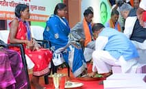 मुख्यमंत्री श्री विष्णुदेव साय ने प्रधानमंत्री आवास योजना के हितग्राहियों के पांव पखारकर जनसेवा का दिया अद्वितीय उदाहरण मुख्यमंत्री श्री विष्णुदेव साय ने प्रधानमंत्री आवास योजना के हितग्राहियों के पांव पखारकर जनसेवा का दिया अद्वितीय उदाहरण