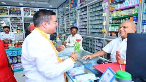 जवाहर मार्केट और लिंक रोड की हर दुकान में पहुंचे विधायक रिकेश, व्यापारियों को गुलाब भेंट कर “जीएसटी बचत” पर दी बधाई