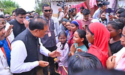 बाढ़ प्रभावितों का हाल जानने सीधे उनके बीच पहुँचे मुख्यमंत्री श्री विष्णु देव साय: अधिकारियों को राहत एवं पुनर्वास कार्यों में तेजी लाने के निर्देश बाढ़ प्रभावितों का हाल जानने सीधे उनके बीच पहुँचे मुख्यमंत्री श्री विष्णु देव साय: अधिकारियों को राहत एवं पुनर्वास कार्यों में तेजी लाने के निर्देश