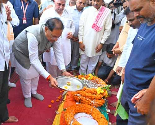 मुख्यमंत्री साय ने पूर्व प्रांत प्रचारक श्रद्धेय श्री शांताराम जी को दी श्रद्धांजलि