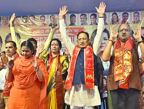 मुख्यमंत्री साय खारुन मईया समरसता भव्य महाआरती में हुए शामिल : महाआरती में मंत्रोच्चार से गूंजा खारुन नदी का महादेव घाट मुख्यमंत्री साय खारुन मईया समरसता भव्य महाआरती में हुए शामिल : महाआरती में मंत्रोच्चार से गूंजा खारुन नदी का महादेव घाट