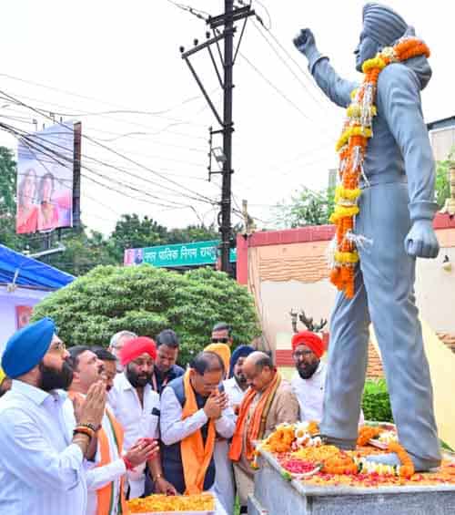 मुख्यमंत्री विष्णु देव साय ने अमर शहीद भगत सिंह की प्रतिमा पर माल्यार्पण कर किया नमन