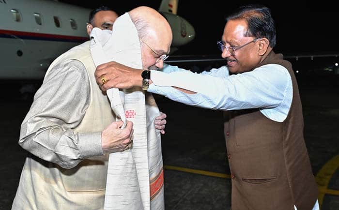 केंद्रीय गृह मंत्री अमित शाह का स्वामी विवेकानंद विमानतल पर मुख्यमंत्री श्री विष्णु देव साय ने किया आत्मीय स्वागत