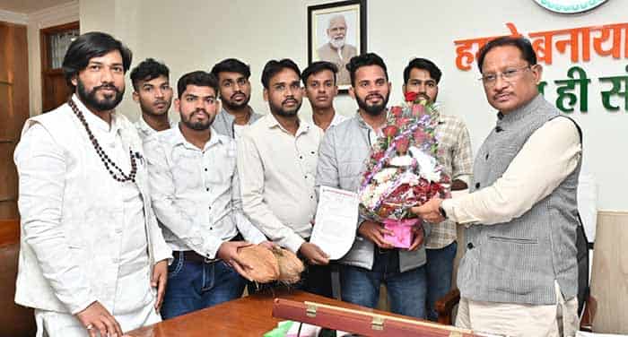 वीर नारायण सिंह की अमर गाथा को नमन करते हुए दिखे मुख्यमंत्री विष्णुदेव साय