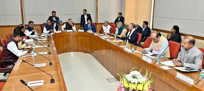 नीतियों की दिशा तय करती बैठक—विधानसभा समिति कक्ष में सत्ता और रणनीति का संगम नीतियों की दिशा तय करती बैठक—विधानसभा समिति कक्ष में सत्ता और रणनीति का संगम