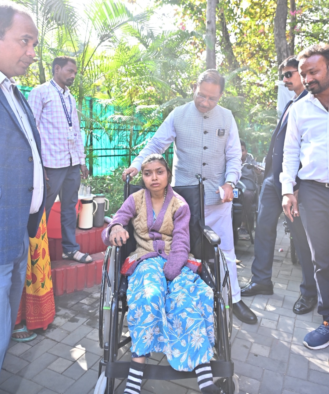 मुख्यमंत्री श्री विष्णु देव साय के निर्देश पर लकवाग्रस्त महिला को तुरंत मंजूर हुए 5 लाख रुपए