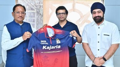 छत्तीसगढ़ में आईपीएल की तैयारी: मुख्यमंत्री श्री साय को आरसीबी का जर्सी भेंट