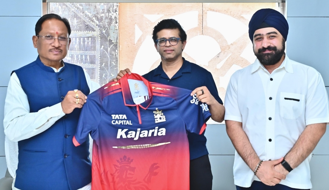 छत्तीसगढ़ में आईपीएल की तैयारी: मुख्यमंत्री श्री साय को आरसीबी का जर्सी भेंट