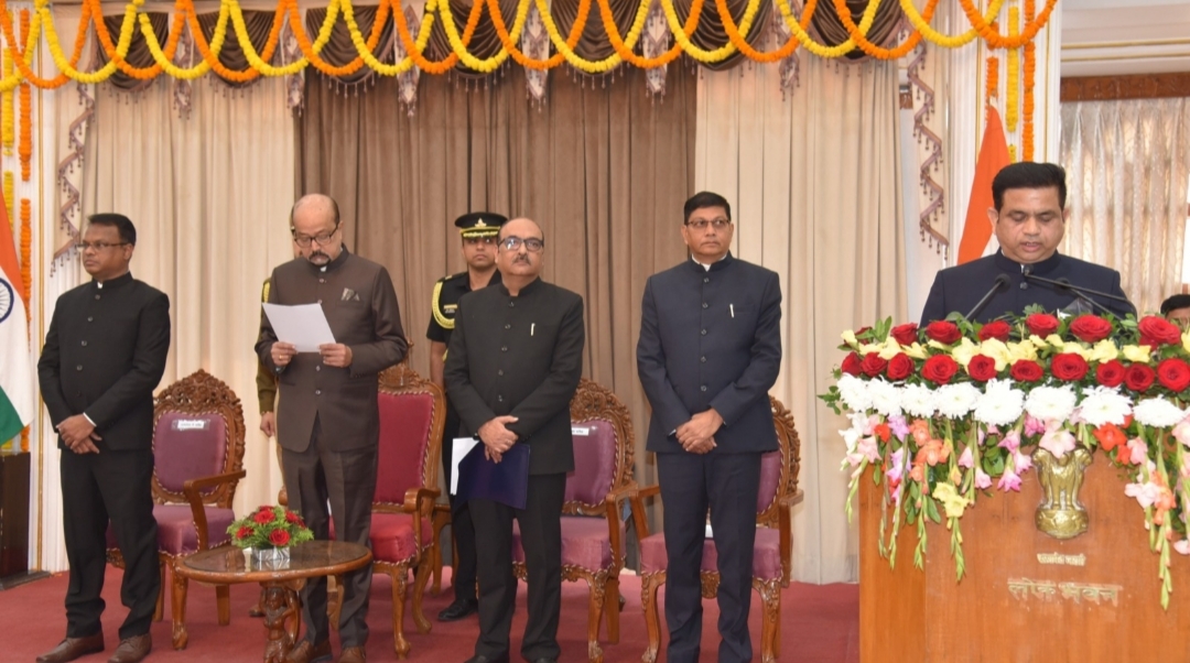 राज्यपाल श्री डेका ने श्री अमिताभ जैन को मुख्य सूचना आयुक्त एवं श्री अग्रवाल और श्री मिश्रा को राज्य सूचना आयुक्त पद की शपथ दिलाई राज्यपाल श्री डेका ने श्री अमिताभ जैन को मुख्य सूचना आयुक्त एवं श्री अग्रवाल और श्री मिश्रा को राज्य सूचना आयुक्त पद की शपथ दिलाई