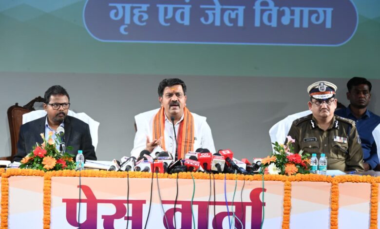 नए आपराधिक कानूनों के प्रयोग से पुलिस प्रक्रिया हुई तीव्र एवं आसान – उपमुख्यमंत्री श्री विजय शर्मा नए आपराधिक कानूनों के प्रयोग से पुलिस प्रक्रिया हुई तीव्र एवं आसान – उपमुख्यमंत्री श्री विजय शर्मा