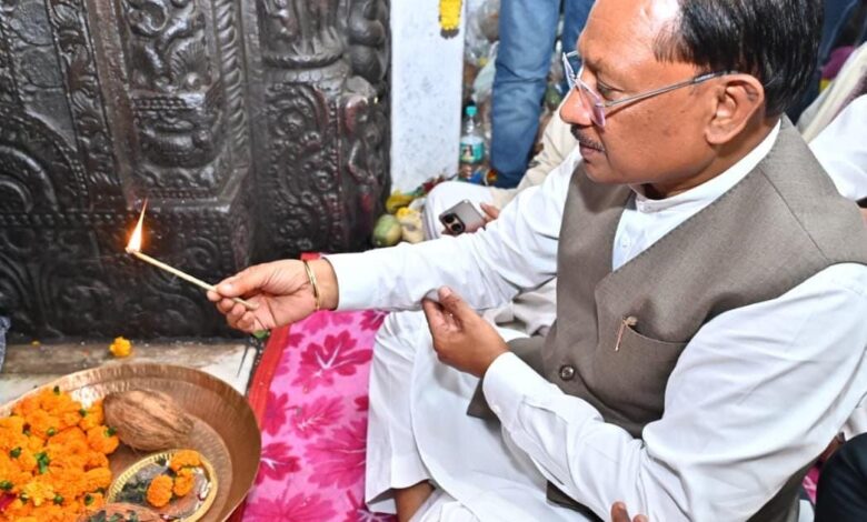 मुख्यमंत्री श्री विष्णुदेव साय ने भगवान राजीव लोचन एवं कुलेश्वरनाथ महादेव मंदिर में की पूजा अर्चना : महानदी महाआरती में हुए शामिल, छत्तीसगढ़ की समृद्धि की प्रार्थना की
