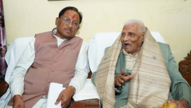 मुख्यमंत्री श्री विष्णुदेव साय ने लोकतंत्र सेनानी से की मुलाकात मुख्यमंत्री श्री विष्णुदेव साय ने लोकतंत्र सेनानी से की मुलाकात