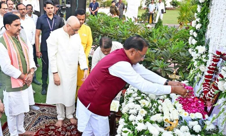मुख्यमंत्री श्री विष्णुदेव साय ने श्रीमती कुसुम सिन्हा को दी श्रद्धांजलि। मुख्यमंत्री श्री विष्णुदेव साय ने श्रीमती कुसुम सिन्हा को दी श्रद्धांजलि।