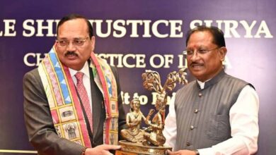 मुख्यमंत्री श्री विष्णुदेव साय ने भारत के मुख्य न्यायाधीश न्यायमूर्ति श्री सूर्यकांत का किया आत्मीय स्वागत मुख्यमंत्री श्री विष्णुदेव साय ने भारत के मुख्य न्यायाधीश न्यायमूर्ति श्री सूर्यकांत का किया आत्मीय स्वागत