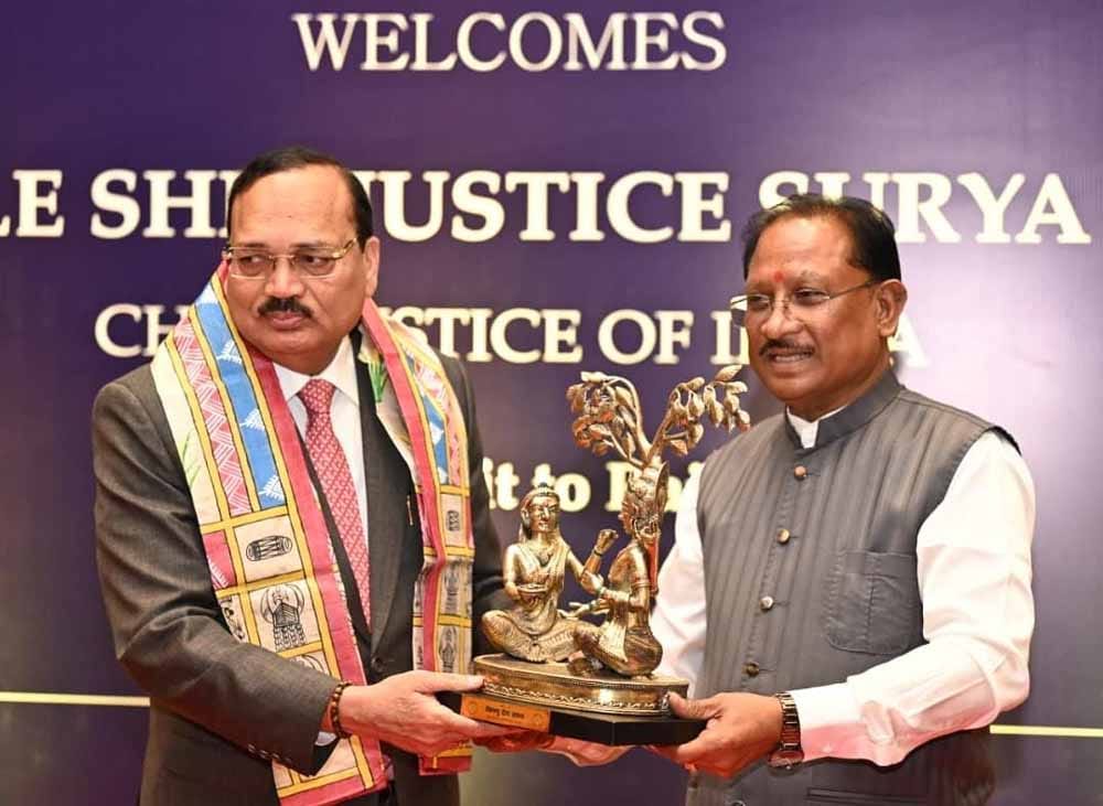 मुख्यमंत्री श्री विष्णुदेव साय ने भारत के मुख्य न्यायाधीश न्यायमूर्ति श्री सूर्यकांत का किया आत्मीय स्वागत