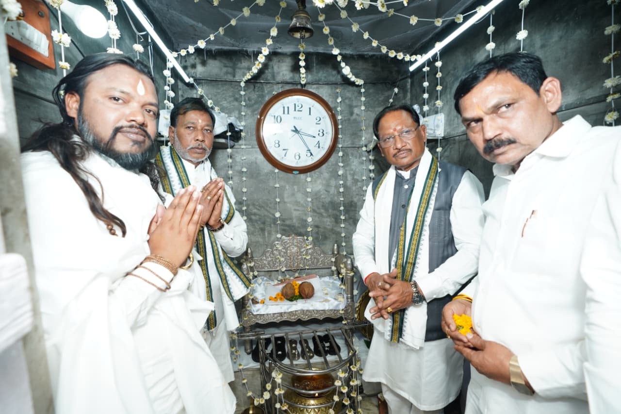 मुख्यमंत्री श्री विष्णु देव साय गिरौदपुरी में संत समागम एवं गुरुदर्शन मेले में हुए शामिल गुरूदर्शन व पूजा-अर्चना कर प्रदेशवासियों की खुशहाली व समृद्धि का लिया आशीर्वाद मुख्यमंत्री श्री विष्णु देव साय गिरौदपुरी में संत समागम एवं गुरुदर्शन मेले में हुए शामिल गुरूदर्शन व पूजा-अर्चना कर प्रदेशवासियों की खुशहाली व समृद्धि का लिया आशीर्वाद