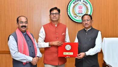 मुख्यमंत्री श्री विष्णु देव साय से आज विधानसभा परिसर स्थित उनके कक्ष में वित्त मंत्री श्री ओपी चौधरी ने वित्तीय वर्ष 2026-27 का बजट प्रस्तुत करने से पूर्व मुलाकात की। मुख्यमंत्री श्री विष्णु देव साय से आज विधानसभा परिसर स्थित उनके कक्ष में वित्त मंत्री श्री ओपी चौधरी ने वित्तीय वर्ष 2026-27 का बजट प्रस्तुत करने से पूर्व मुलाकात की।