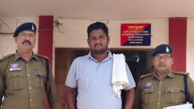 खेत गिरवी रखने के नाम पर 03 लाख रुपये की ठगी करने वाले आरोपी को गिरफ्तार कर न्यायिक रिमांड पर भेजा गया। खेत गिरवी रखने के नाम पर 03 लाख रुपये की ठगी करने वाले आरोपी को गिरफ्तार कर न्यायिक रिमांड पर भेजा गया।