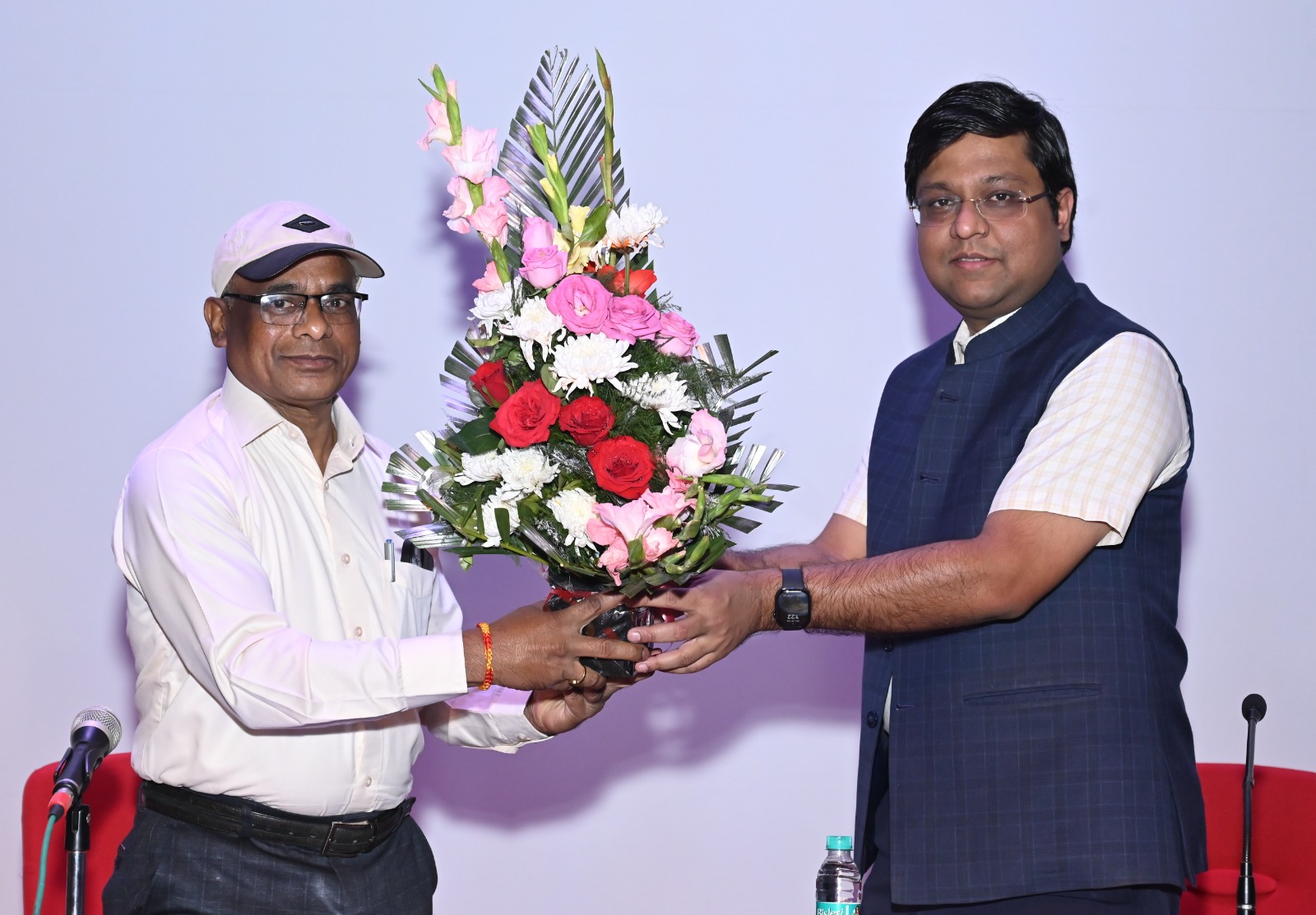 जनसंपर्क विभाग के अपर संचालक श्री जे.एल. दरियो को सेवानिवृत्ति पर दी गई गरिमामय विदाई