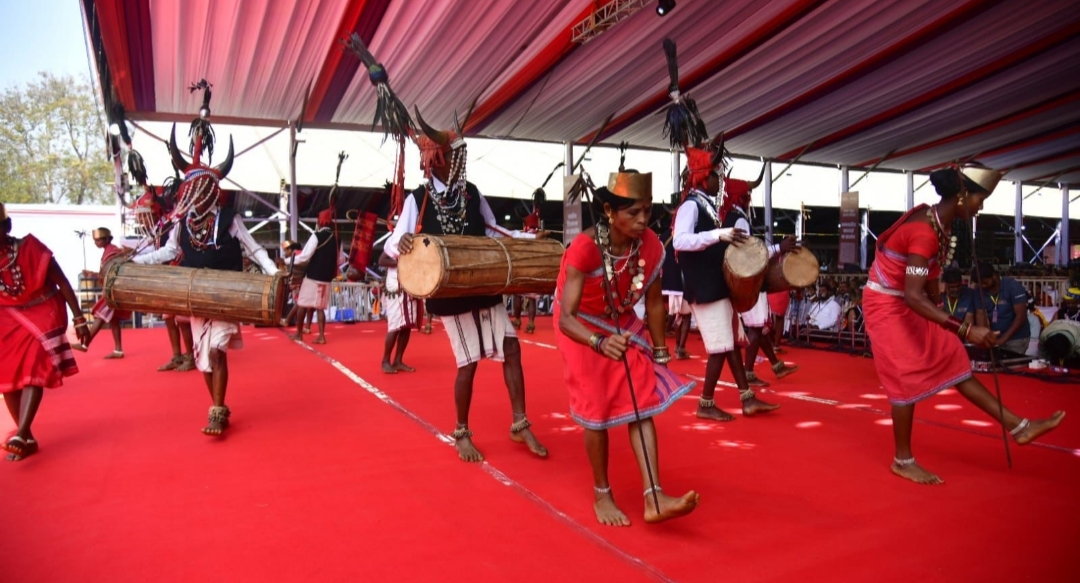 राष्ट्रपति के समक्ष बास्तानार के युवाओं ने ‘गौर नृत्य’ से बिखेरे अद्भुत लोक-रंग