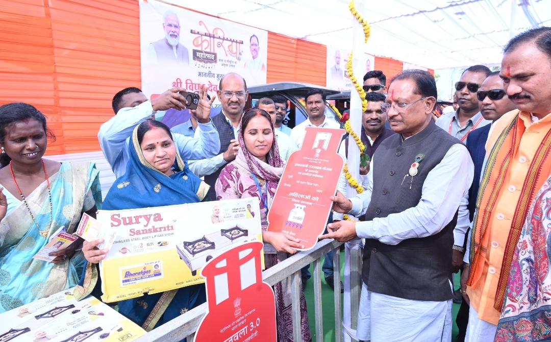 उज्ज्वला गैस, पिंक ई-रिक्शा और गार्बेज रिक्शा वितरण से आत्मनिर्भरता को मिला नया संबल