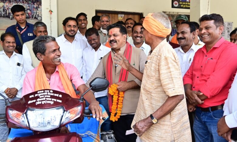 उपमुख्यमंत्री श्री विजय शर्मा की तत्परता से दो दिव्यांगों को मिली स्कूटी उपमुख्यमंत्री श्री विजय शर्मा की तत्परता से दो दिव्यांगों को मिली स्कूटी