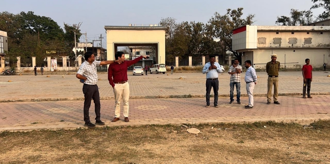 कलेक्टर श्री आकाश छिकारा ने शहर के विभिन्न प्रमुख स्थलों निरीक्षण कर व्यवस्थाओं का लिया जायजा