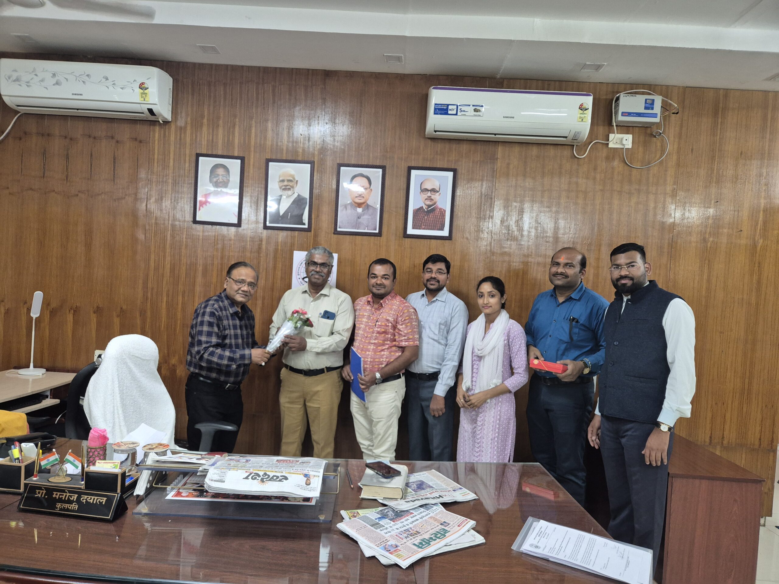 कुशाभाऊ ठाकरे पत्रकारिता एवं जनसंचार विश्वविद्यालय के एलुमनी एसोसिएशन के एक प्रतिनिधिमंडल ने शनिवार को रायपुर के कठाडीह स्थित विश्वविद्यालय परिसर में कुलपति प्रोफेसर (डॉ.) मनोज दयाल से शिष्टाचार भेंट