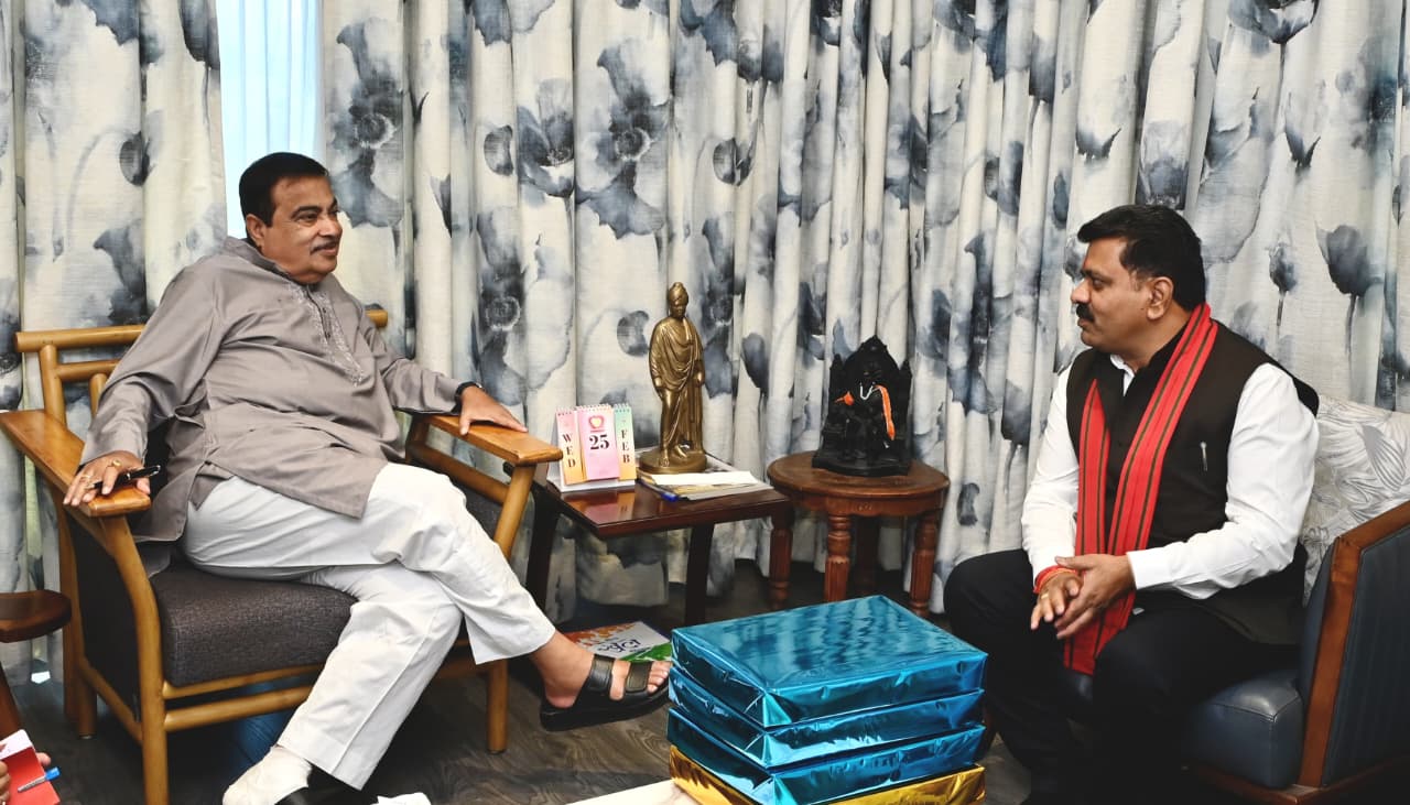 उप मुख्यमंत्री विजय शर्मा ने केंद्रीय परिवहन मंत्री श्री नितिन गडकरी से की अहम मुलाकात, कवर्धा की महत्वपूर्ण सड़क परियोजनाओं को लेकर की चर्चा उप मुख्यमंत्री विजय शर्मा ने केंद्रीय परिवहन मंत्री श्री नितिन गडकरी से की अहम मुलाकात, कवर्धा की महत्वपूर्ण सड़क परियोजनाओं को लेकर की चर्चा