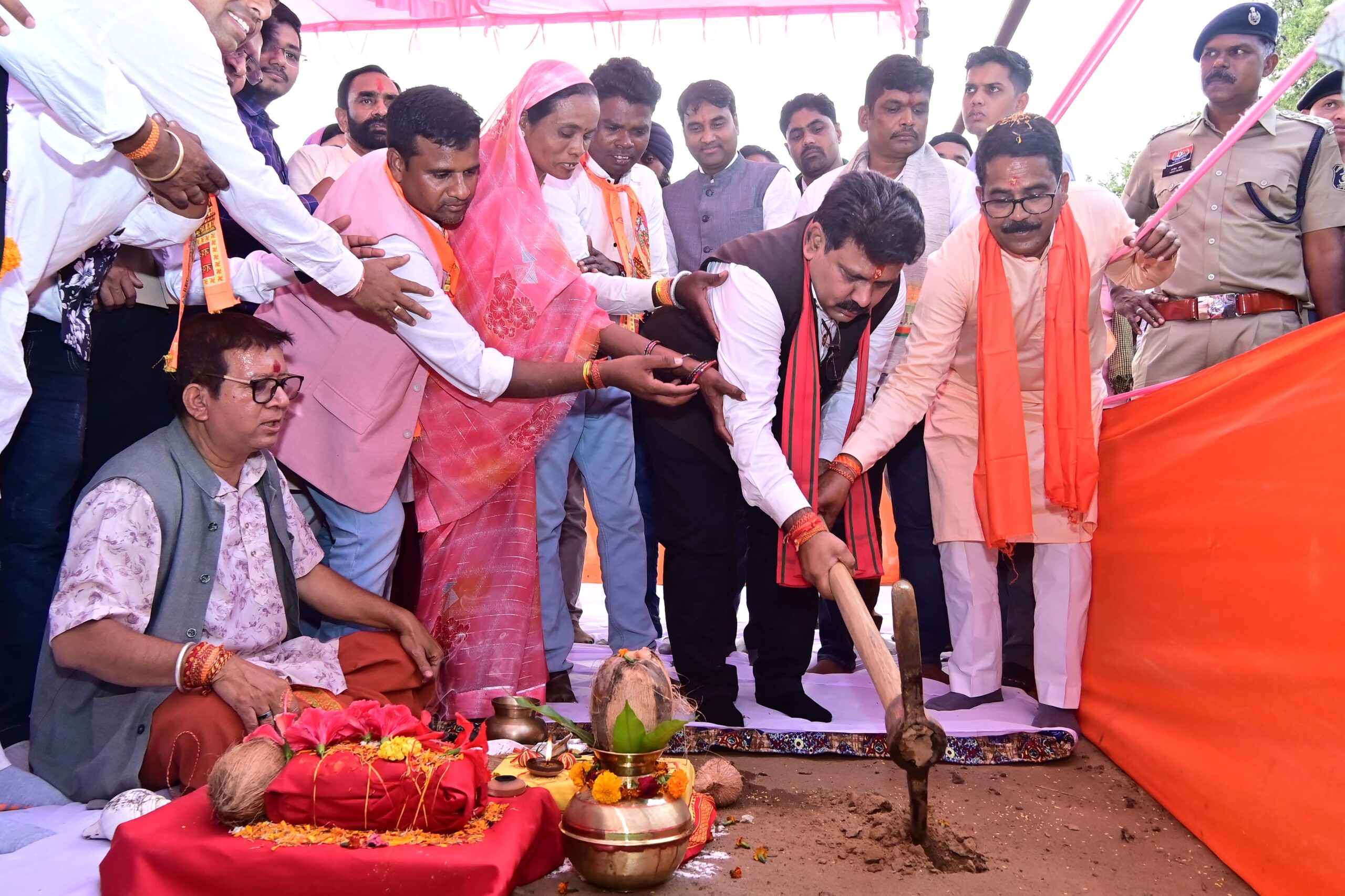 ठाकुरदिया खुर्द में राम मंदिर का उपमुख्यमंत्री श्री विजय शर्मा ने किया भूमिपूजन ठाकुरदिया खुर्द में राम मंदिर का उपमुख्यमंत्री श्री विजय शर्मा ने किया भूमिपूजन