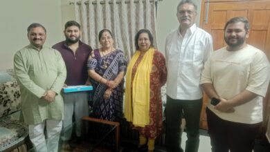 राजमहल कवर्धा के राजपरिवार ने राजनांदगांव सांसद संतोष पांडे के निवास पहुँचकर दी वैवाहिक शुभकामनाएँ।