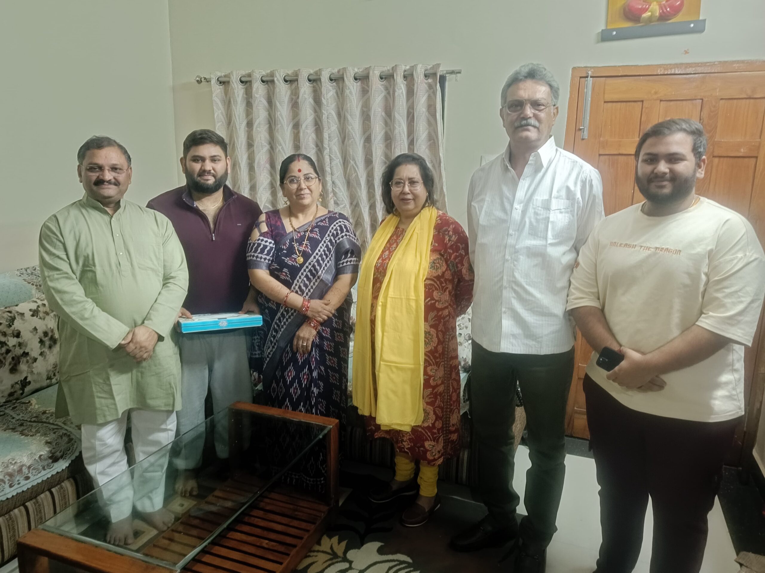 राजमहल कवर्धा के राजपरिवार ने राजनांदगांव सांसद संतोष पांडे के निवास पहुँचकर दी वैवाहिक शुभकामनाएँ।