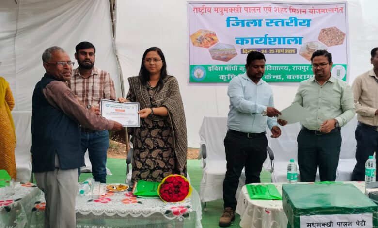 मधुमक्खी पालन से किसानों की आय में 20 से 25 प्रतिशत तक वृद्धि संभव मधुमक्खी पालन से किसानों की आय में 20 से 25 प्रतिशत तक वृद्धि संभव