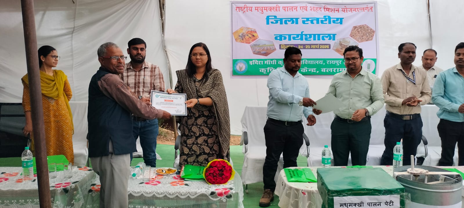 मधुमक्खी पालन से किसानों की आय में 20 से 25 प्रतिशत तक वृद्धि संभव मधुमक्खी पालन से किसानों की आय में 20 से 25 प्रतिशत तक वृद्धि संभव