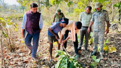 जहां सड़कें भी हार मान जाएं, वहां बाइक से पहुंचा प्रशासन