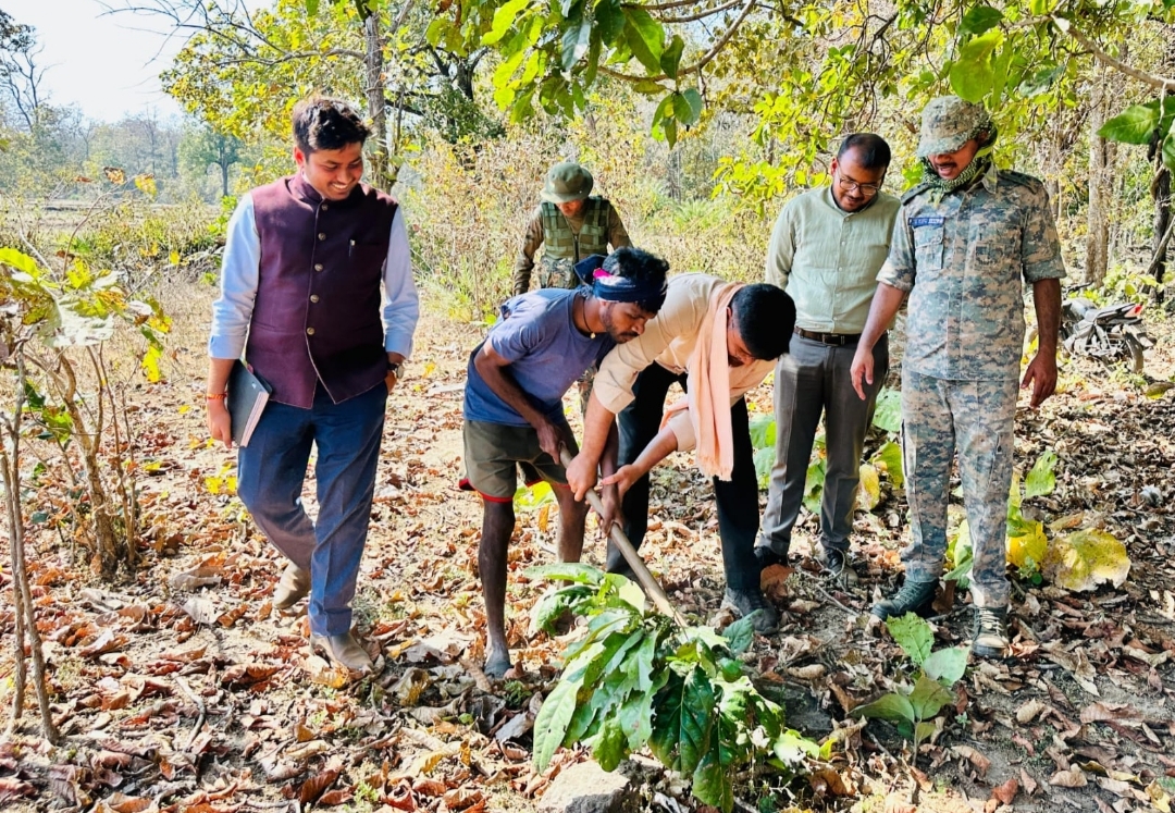 जहां सड़कें भी हार मान जाएं, वहां बाइक से पहुंचा प्रशासन