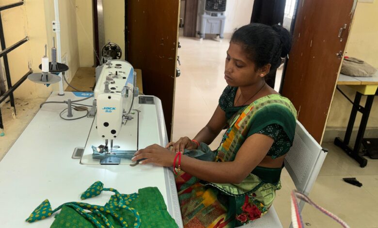 नक्सलवाद का अंधेरा छोड़ शर्मिला ने थामी स्वावलंबन की सुई