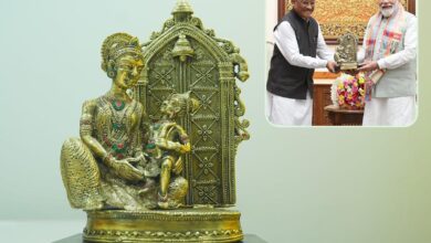 प्रभु श्रीराम के आदर्शों से प्रेरित छत्तीसगढ़ : मुख्यमंत्री श्री साय ने प्रधानमंत्री श्री नरेंद्र मोदी को बेल मेटल निर्मित ‘माता कौशल्या के राम’ कलाकृति की भेंट