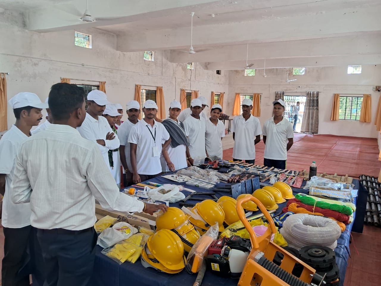 आत्मसमर्पित माओवादियों का आजीविकामूलक गतिविधियों से सुधर रहा भविष्य